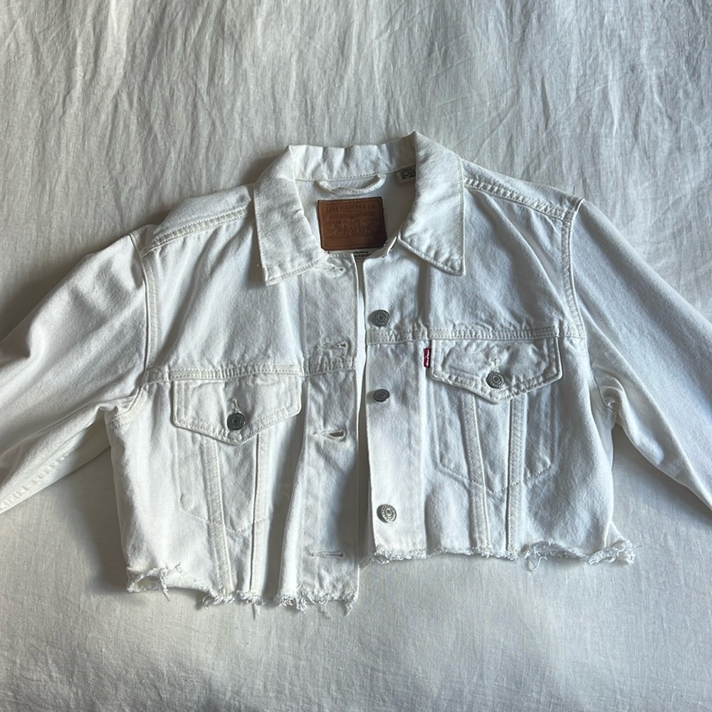 White Levi’s cropped denim jacket
